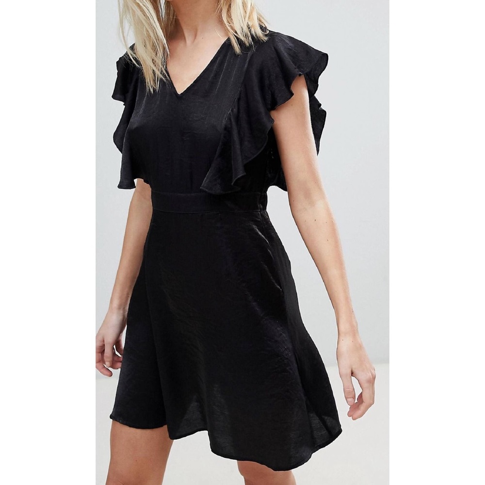 HOST PICK 💕 Ruffle shoulder skater dress